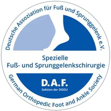 Rundes Logo mit Schriftzug: Deutsche Assoziation für Fuß und Sprunggelenk e.V., mittig stilisierter Fuß auf blauem Hintergrund