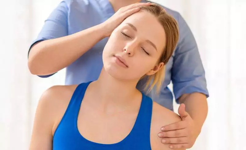 chiropraktiker Chiropraktiker behandelt eine Patientin