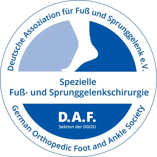 Rundes Logo der Deutschen Assoziation für Fuß und Sprunggelenk mit blau-weißer Farbgebung und Text in Deutsch und Englisch